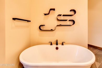 SELLER WILL ENTERTAIN ALL REASONABLE OFFERS. LAKEFRONT LUXURY - photo 34