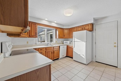 Enjoy exceptional privacy in this expandable Oakwood Lane - photo 5