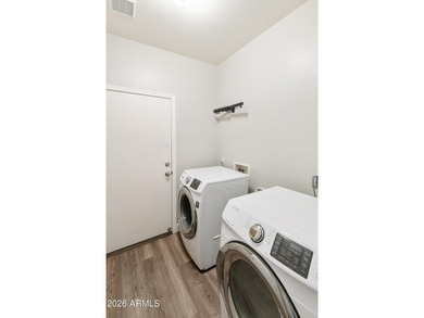 Move right into this beautifully maintained, fully furnished - photo 28