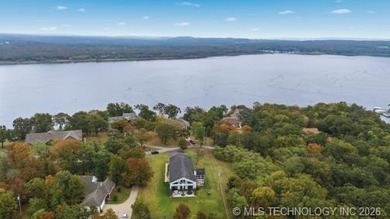 Where Lake Living Meets the Comforts of Home. This beautiful - photo 44