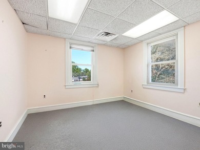 Rare opportunity to own a beautifully maintained professional - photo 20