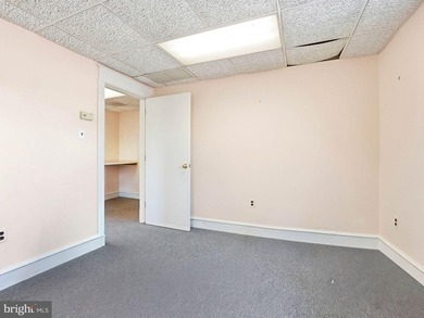 Rare opportunity to own a beautifully maintained professional - photo 21