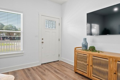 Charming 3 Bedroom, 2 Bath residence backing to Tule Park - photo 4