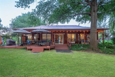 Adorable lakefront home on Cedar Creek Lake is just waiting for - Lake Home For Sale in Trinidad, Texas