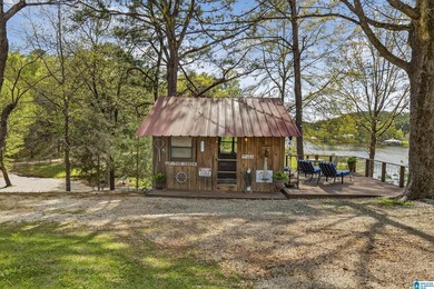 Welcome to The Nest. This Oasis is fully remodeled with hardwood - photo 3