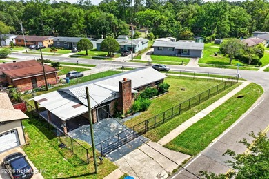 This solid brick 3-bedroom, 2-bath home offers the perfect blend - photo 4