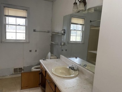 Bring your vision to this true fixer-upper in the established - photo 24
