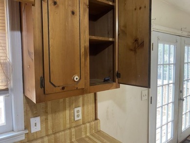 Bring your vision to this true fixer-upper in the established - photo 33