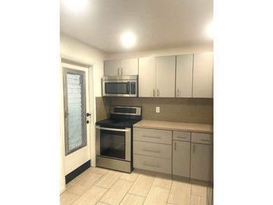 1/1.5 home with modern kitchen and bathrooms, tasteful decor - photo 3