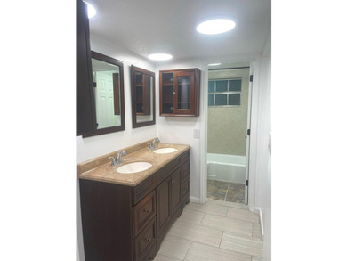 1/1.5 home with modern kitchen and bathrooms, tasteful decor - photo 4