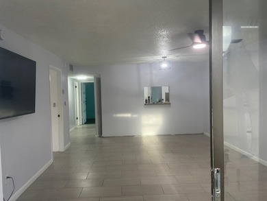 1/1.5 home with modern kitchen and bathrooms, tasteful decor - photo 5