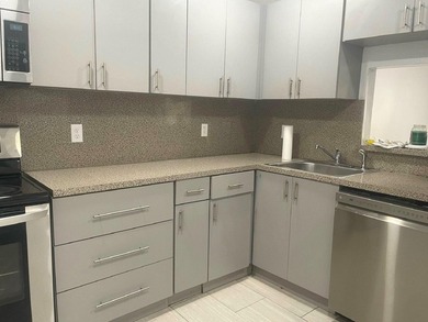 1/1.5 home with modern kitchen and bathrooms, tasteful decor - photo 6