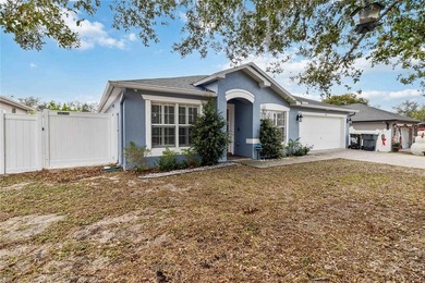 Beautiful 3-bedroom, 2-bathroom pool home with over 2000 square - photo 2