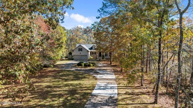 Beautiful 3-bedroom, 3-bath WATERFRONT home on two wooded lots - photo 5