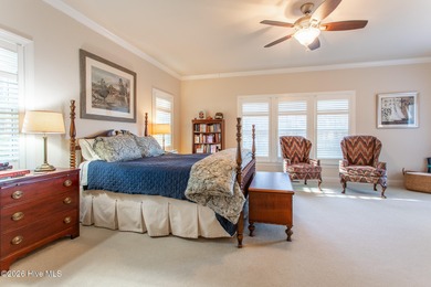 Timeless, classic, and elegantly custom-built, this exceptional - photo 11