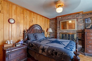 Nestled at the 8 MM in Buck Creek Cove, this lakefront retreat - photo 17