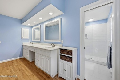 Outstanding curb appeal in this meticulously kept and upgraded - photo 36