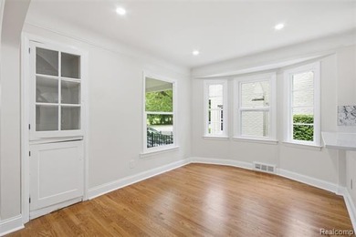 Welcome to this beautifully maintained home in desirable Grosse - photo 5