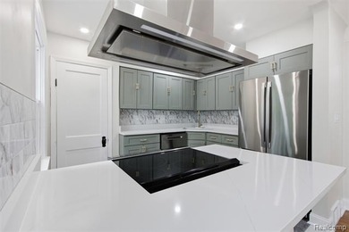 Welcome to this beautifully maintained home in desirable Grosse - photo 7