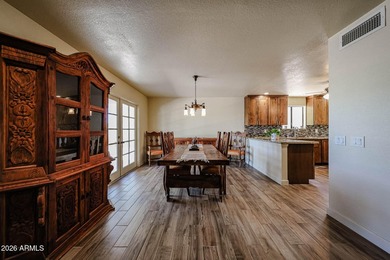 Beautifully updated Alameda Model with an Amazing Lake View. 3 - photo 8