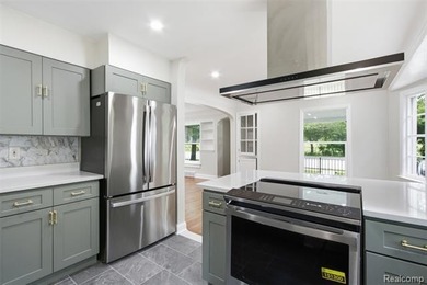 Welcome to this beautifully maintained home in desirable Grosse - photo 8
