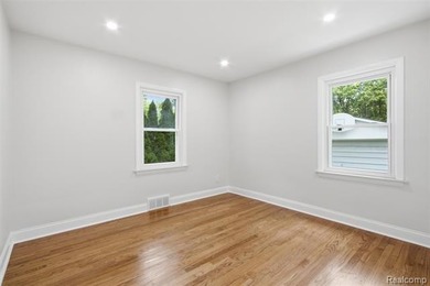 Welcome to this beautifully maintained home in desirable Grosse - photo 9