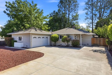 Elegance & Convenience in a Prime Location. Rare 8,600+ SF lot - photo 1