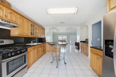 Move right into this beautifully updated 3-bedroom, 2-bath home - photo 6