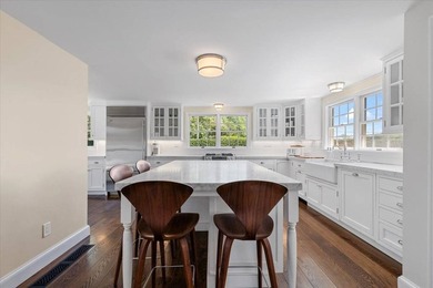 Discover this elegant Water Mill summer retreat, perfectly - photo 12