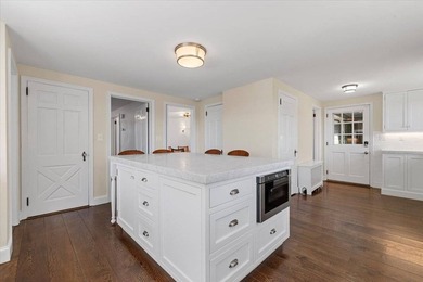 Discover this elegant Water Mill summer retreat, perfectly - photo 14