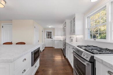 Discover this elegant Water Mill summer retreat, perfectly - photo 15