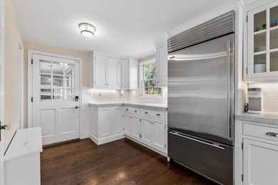 Discover this elegant Water Mill summer retreat, perfectly - photo 17