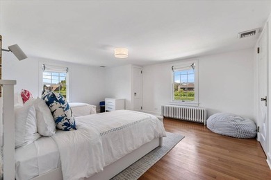 Discover this elegant Water Mill summer retreat, perfectly - photo 23