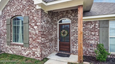 Seller is offering $5000 in buyer closing costs! Like-New Home - photo 3