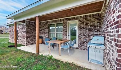 Seller is offering $5000 in buyer closing costs! Like-New Home - photo 4