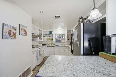 Coastal Cottage in a Prime Beach Town! Fall in love with this - photo 10