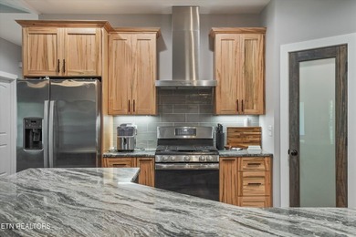 Welcome home to the perfect blend of luxury, comfort, and - photo 3