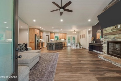 Welcome home to the perfect blend of luxury, comfort, and - photo 8