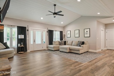 Welcome home to the perfect blend of luxury, comfort, and - photo 9
