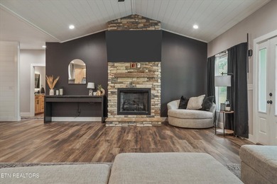 Welcome home to the perfect blend of luxury, comfort, and - photo 10
