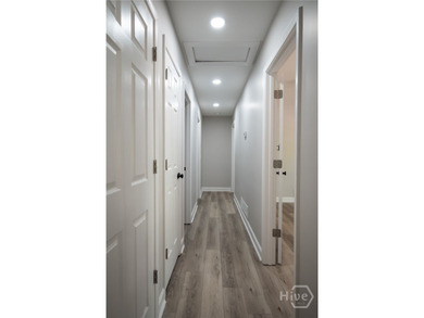 Adorable and fully remodeled ranch on a basement in the highly - photo 25