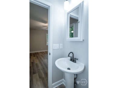 Adorable and fully remodeled ranch on a basement in the highly - photo 32