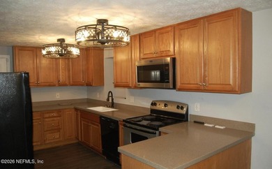 Step into this cozy 3-bedroom, 3-bathroom home nestled in a - photo 5