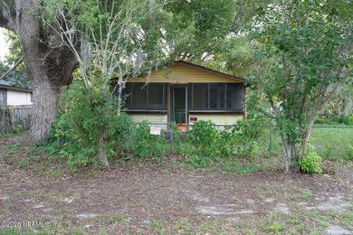 Investor Opportunity! Situated on a large lot at the end of a - photo 2