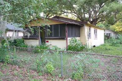 Investor Opportunity! Situated on a large lot at the end of a - photo 3