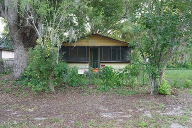 Investor Opportunity! Situated on a large lot at the end of a - photo 4