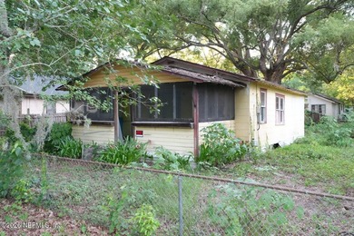 Investor Opportunity! Situated on a large lot at the end of a - photo 5