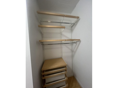 BRIGHT AND SUNNY,TASTEFULLY RE-IMAGINED OPEN-PLAN ONE BEDRM/1.5