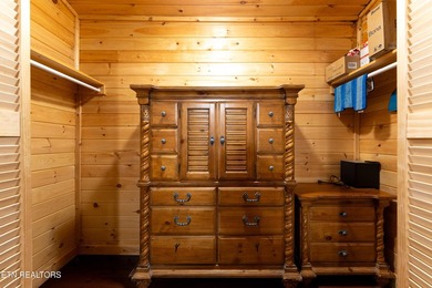 This charming 3-bedroom, 3-bathroom log cabin offers 1,310 sq ft - photo 17