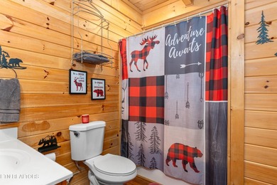 This charming 3-bedroom, 3-bathroom log cabin offers 1,310 sq ft - photo 18